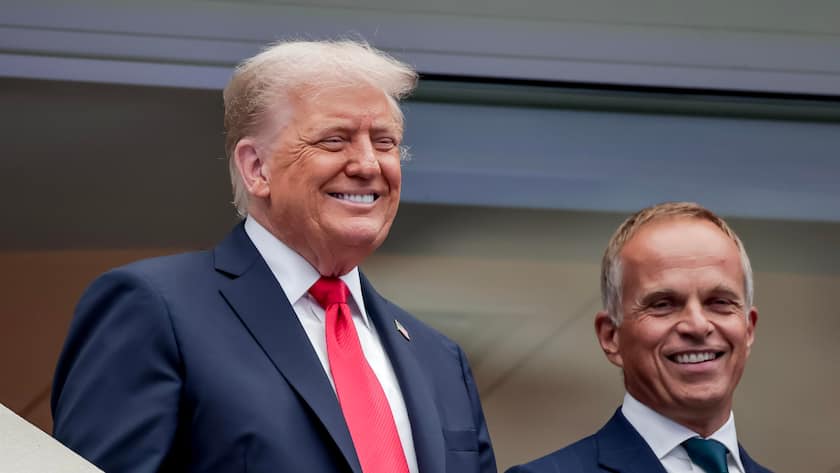 epa12360253 US President Donald J. Trump (L) arrives with Rolex CEO Jean-Frederic Dufour (R) to watch the men's singles final match of the US Open Tennis Championships at the USTA Billie Jean King National Tennis Center in Flushing Meadows, New York, USA, 07 September 2025. EPA/CRISTOBAL HERRERA ULASHKEVICH