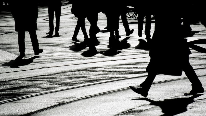 Zahl der arbeitslosen Banker wächst und wächst Menschen bewegen sich am Freitag, 24. Januar 2014, auf dem Paradeplatz in Zuerich. (KEYSTONE/Ennio Leanza)