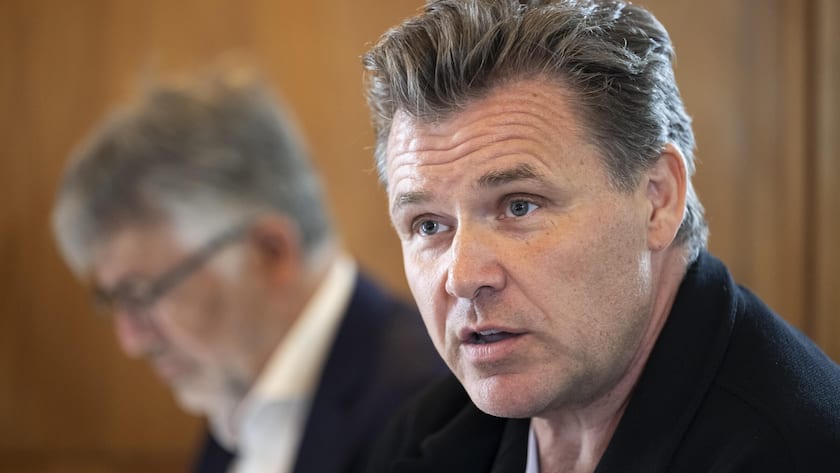 Alfred Gantner, Unternehmer, Mitglied des Initiativkomitees, rechts, spricht neben Marco Sieber, Industrieller Gebaeudeenergie und -technik, Mitglied des Initiativkomitees, links, waehrend einer Medienkonferenz des Komitees der Kompass-Initiative zu Zwischenstand der Sammelphase und geplanten weiteren Schritten, am Dienstag, 29. April 2025 in Bern. (KEYSTONE/Anthony Anex)