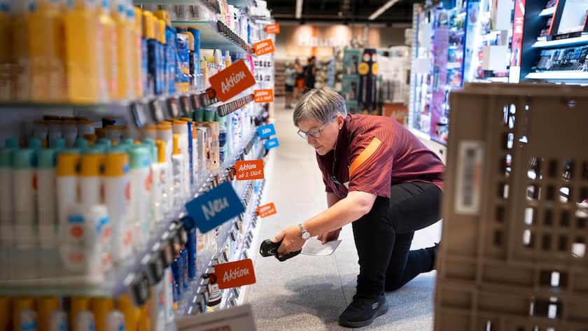 So wehren sich Firmen gegen den Schweiz-Zuschlag Eine Migros-Angestellte kontrolliert den Bestand und bestellt fehlende Produkte in der Kosmetik-Abteilung der Migros Appenzell, fotografiert am Mittwoch 23. Juli 2025 im Appenzell. (KEYSTONE/Gaetan Bally)