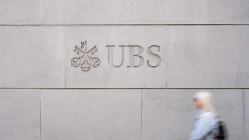 Eine Frau laeuft am Logo der UBS vorbei an der Bahnhofstrasse, am Dienstag, 27. Mai 2025 in Zuerich. (KEYSTONE/Til Buergy).