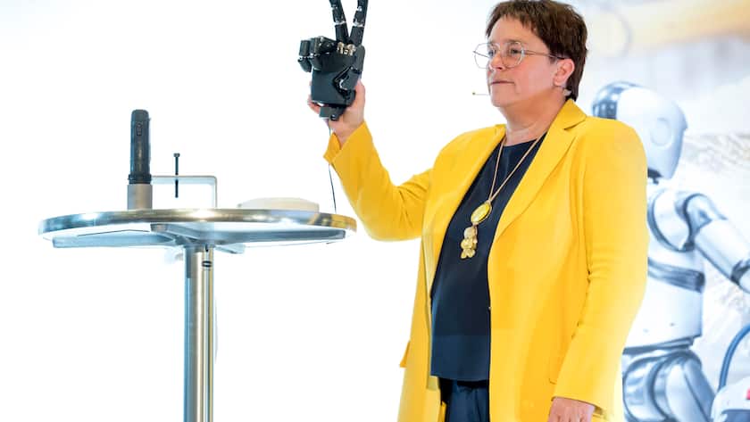Magdalena Martullo-Blocher, CEO der Ems-Chemie demonstriert eine Roboterhand an der Bilanzmedienkonferenz der Ems-Gruppe am Freitag, 6. Januar 2026 in Zuerich. (KEYSTONE/Claudio Thoma)