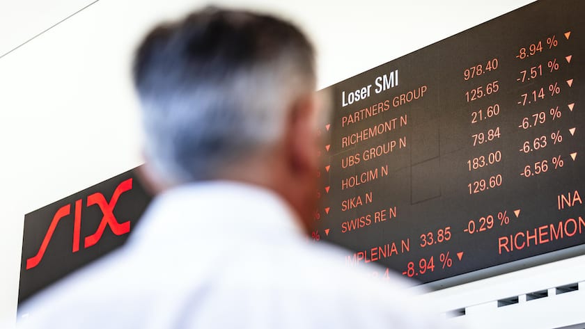 KEYPIX - Ein Mann betrachtet aktuelle Boersenkurse die an einer LED-Wand im Eingangsbereich der Neuen Boerse Zuerich-West des SIX-Hauptsitzes an der Pfingstweidstrasse angezeigt werden aufgenommen am Montag, 7. April 2025 in Zuerich. (KEYSTONE/Michael Buholzer)