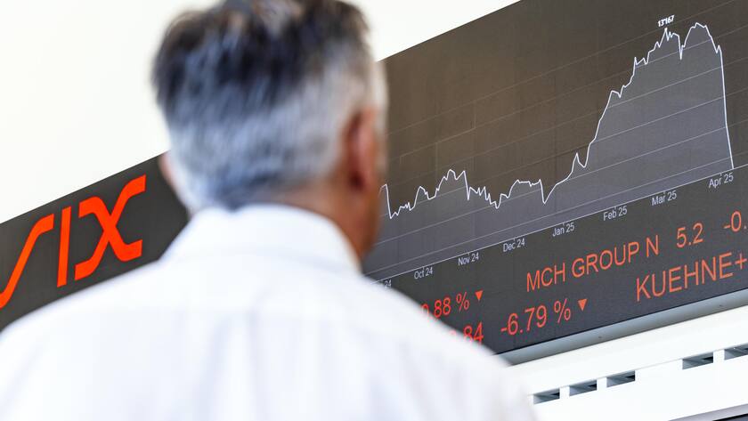 Ein Mann betrachtet aktuelle Boersenkurse die an einer LED-Wand im Eingangsbereich der Neuen Boerse Zuerich-West des SIX-Hauptsitzes an der Pfingstweidstrasse angezeigt werden aufgenommen am Montag, 7. April 2025 in Zuerich. (KEYSTONE/Michael Buholzer)