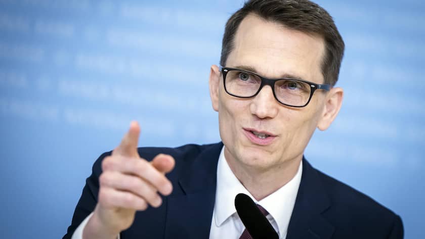 epa12184893 Swiss National Bank's (SNB) Chairman of the Governing Board Martin Schlegel gestures as he speaks during a media briefing at the SNB headquarters in Zurich, Switzerland, 19 June 2025. EPA/MICHAEL BUHOLZER