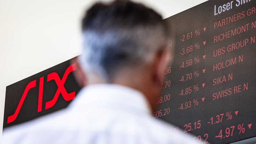 Trump schickt Börsen auf Tauchgang – SMI weitet Verluste aus Ein Mann betrachtet aktuelle Boersenkurse die an einer LED-Wand im Eingangsbereich der Neuen Boerse Zuerich-West des SIX-Hauptsitzes an der Pfingstweidstrasse angezeigt werden aufgenommen am Montag, 7. April 2025 in Zuerich. (KEYSTONE/Michael Buholzer)