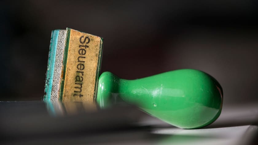 A stamper of the Uster tax administration in the tax administration in the town hall of Uster, Switzerland, pictured on October 30, 2014. (KEYSTONE/Christian Beutler) Eine Stempel des Steueramts Uster auf dem Steueramt im Stadthaus Uster, aufgenommen am 30. Oktober 2014. (KEYSTONE/Christian Beutler)