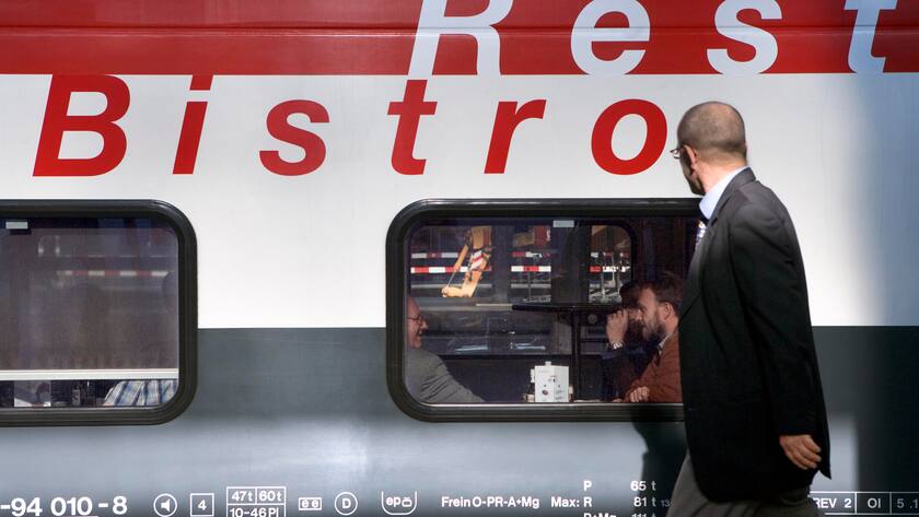 ZUR HEUTIGEN VORSTELLUNG DES NEUEN CATERINGKONZEPTS DER SBB, STELLEN WIR IHNEN AM MITTWOCH, 28. SEPTEMBER 2016, FOLGENDES ARCHIVBILD ZUR VERFUEGUNG - Logo des elvetino Speisewagens von aussen, aufgenommen am 27. Oktober 2005 im Hauptbahnhof Zuerich. Die elvetino AG, ein Tochterunternehmen der SBB, ist das fuehrende Bahngastronomieunternehmen in der Schweiz, entstanden aus der ehemaligen SSG und der Integration der Mitropa Suisse SA.(KEYSTONE/Martin Ruetschi)