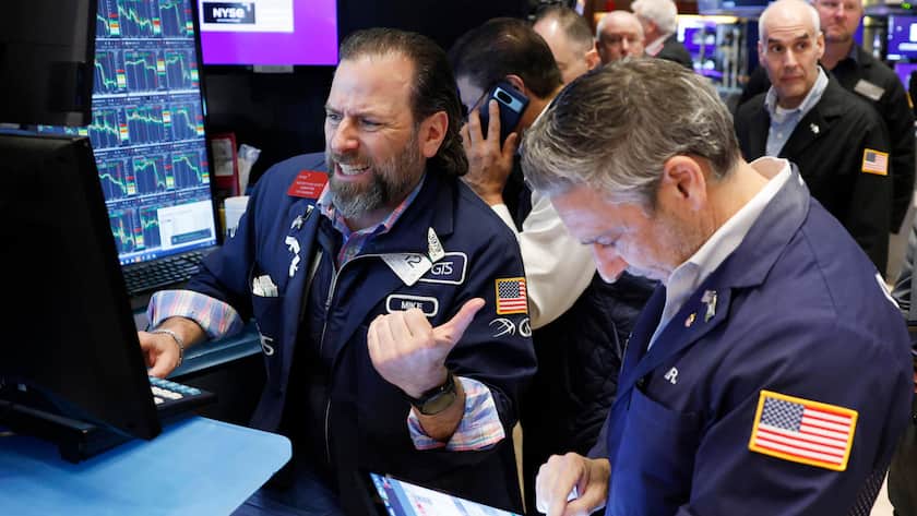 Traders work on the floor of the New York Stock Exchange on Wall Street on Friday, April 4, 2025 in New York City. The Dow Jones Industrial Average opened today down over 1000 points as US stocks continue to be volatile due to trade-war worries from President Trump s tariffs. President Donald Trump signed an aggressive and far-reaching reciprocal tariff policy at the White House on Wednesday. PUBLICATIONxINxGERxSUIxAUTxHUNxONLY NYP20250404119 JOHNxANGELILLO