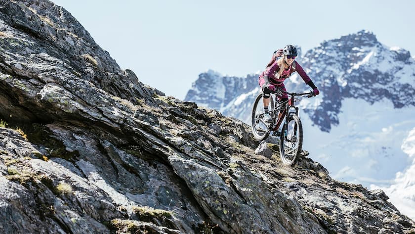 Fränzi Gobeli fährt in felsigem Gelände einen Berg runter.