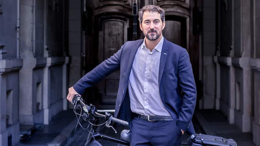 Der CEO von B Lab Schweiz Jonathan Normand posiert mit seinem E-Bike