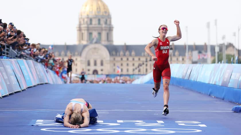 In On-Schuhen zur Silbermedaille: Die Schweizer Triathletin Julie Derron freut sich über den zweiten Platz. Neben ihr: Siegerin Cassandre Beaugrand aus Frankreich.