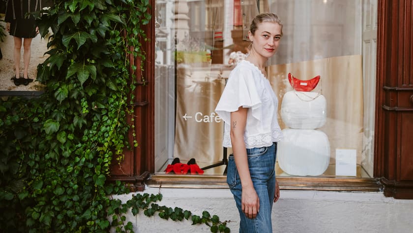 Anna Meier vor dem En-Soie-Geschäft in der Strehlgasse in der Zürcher Altstadt.