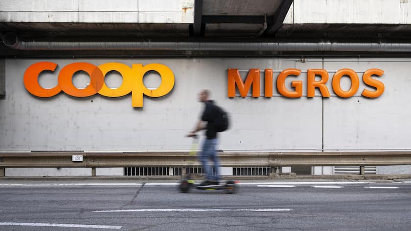 Die Logos von den Supermaerkten Coop und Migros fotografiert am Freitag, 20. September 2024 in Bern. (KEYSTONE/Anthony Anex)