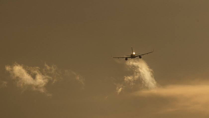 Ein startendes Flugzeug zeichnet sich ab vor der Abenddaemmerung nahe des Flughafen BER in Berlin, 19.02.2023. Berlin Deutschland *** A taking off airplane stands out in front of the evening dawn near the airport BER in Berlin, 19 02 2023 Berlin Germany Copyright: xFlorianxGaertner/photothek.dex