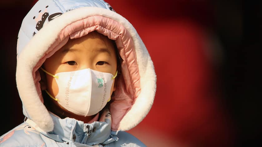 Chinese wear protective respiratory masks in Beijing on Wednesday, January 22, 2020. Health authorities in China reported the country s sixth death from a new type of coronavirus, as the country braces for the Lunar New Year travel boom amid concerns over a possible outbreak similar to that of the SARS virus in the early 2000s. PUBLICATIONxINxGERxSUIxAUTxHUNxONLY PEK2020012205 STEPHENxSHAVER