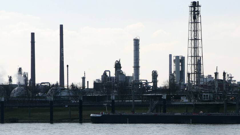 Blick auf den Chempark Dormagen vom Rheinbogen in Monheim aus gesehen ( Rheinland )