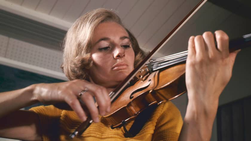 Violinistin Ursula Bagdasarjanz mit Geige