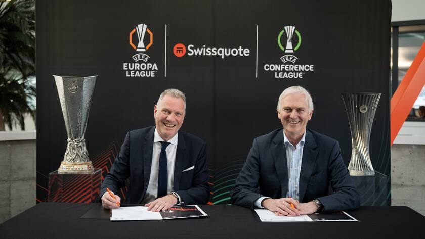 Swissquote-CEO Marc Bürki (links) zusammen mit Guy-Laurent Epstein, Marketing Director bei der UEFA bei der Vertragsunterzeichnung.