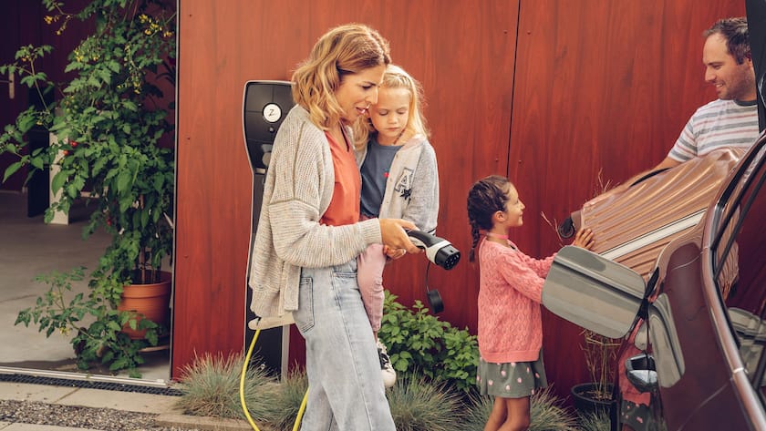 Frau mit Kind im Arm