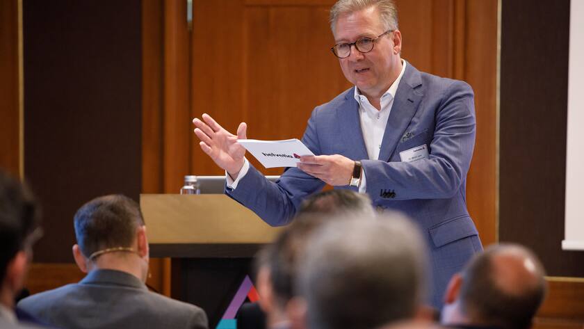 Martin Jara, CEO Helvetia Schweiz, als Referent am Symposium «Herausforderungen bei der Bewältigung von Cyber-Toprisiken» im Casino Bern.
