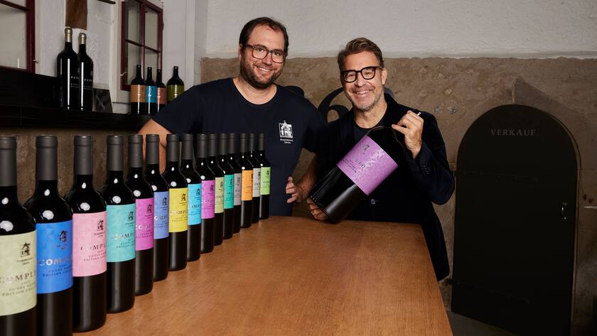 Beim Compleo Cuvée Noir ist jede Flasche ein Unikat: Kellermeister Jan Amman und Geschäftsführer Christoph Schwegler von der Staatskellerei Zürich mit dem Jubiläumswein.