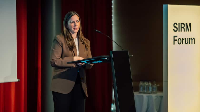 Sabrina Hartusch, SIRM-Präsidentin, eröffnet am 19. November 2025 das gleichnamige Forum im Kursaal in Bern.