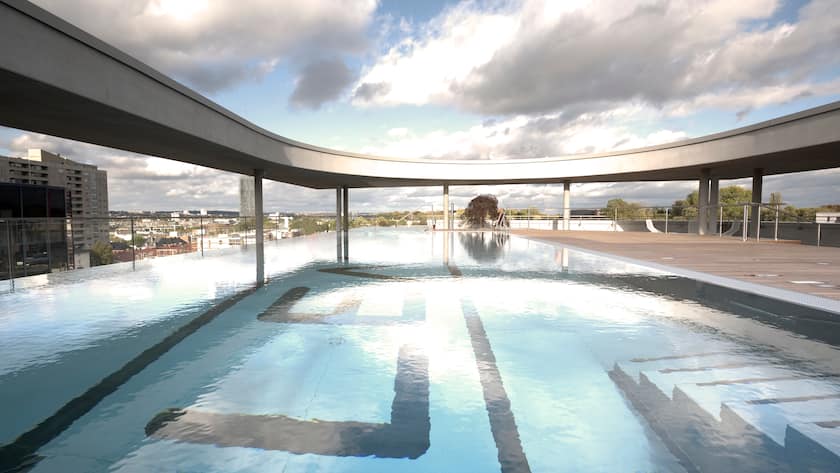 Dach-Pool des Elements-Studios in Frankfurt. Eines der sieben Premium-Studios, das die Migros Zürich nun verkauft hat.