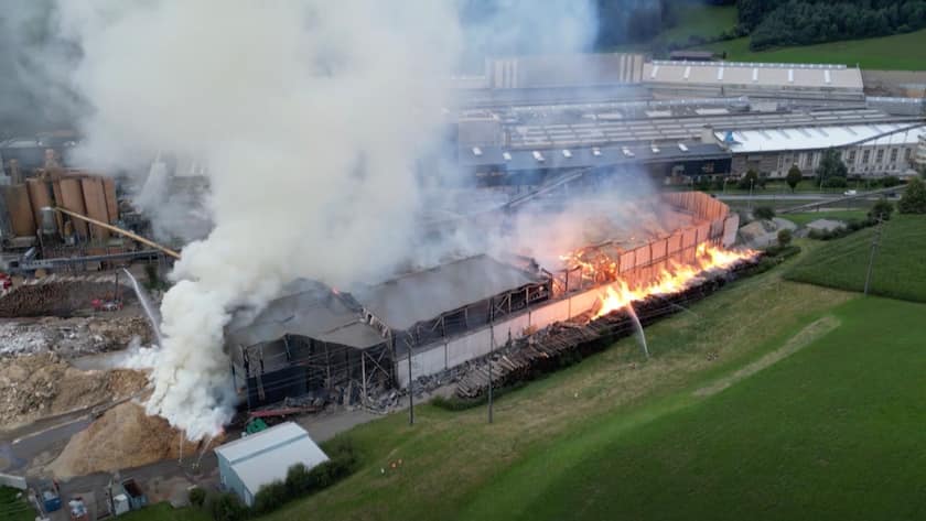 Das Feuer in einer Holzfirma im Kanton Luzern frisst sich durch eine Lagerhalle.