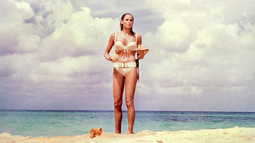 Ursula Andress in ihrer Rolle als Honey Ryder in Dr. No.