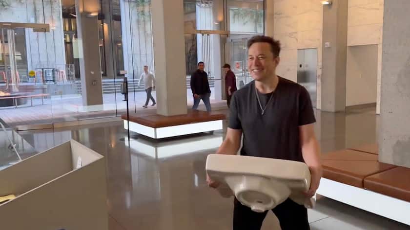 Elon Musk im Twitter-Hauptquartier: Der vorherige Chef und weitere Topmanager sind schon gefeuert.