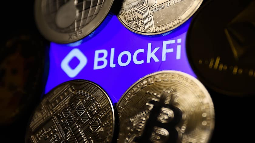 Das Logo von BlockFi mit Bitcoins.
