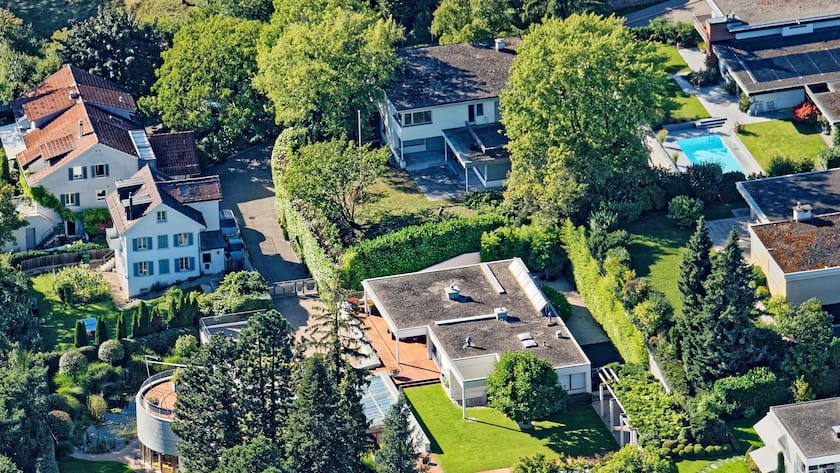 Credit-Suisse-Chef Tidjane Thiam hat sich an der Busenhardstrasse 28 in Herrliberg niedergelassen. Anwesen in der Bildmitte mit langem Pool und Rundbau. Aufnahme vom 26.08.2015.