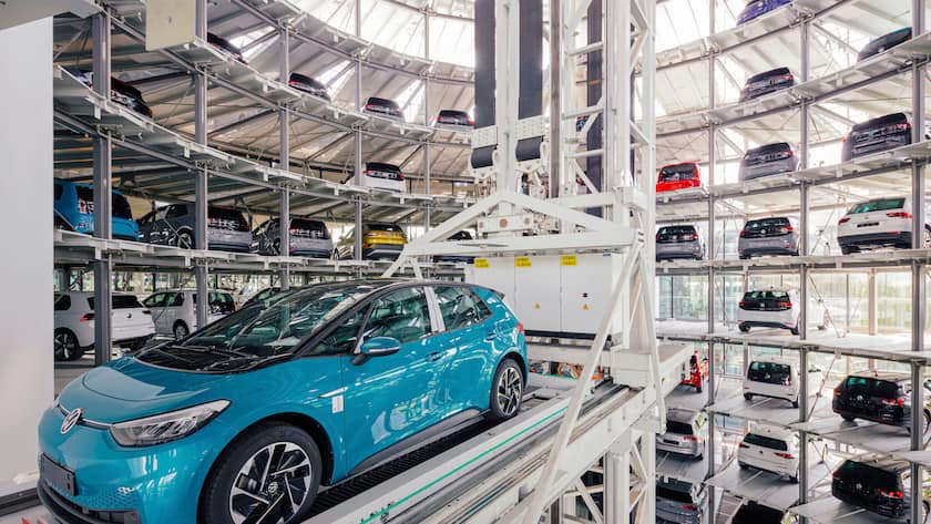 Innenansicht eines modernen Autolift Parkhaus.