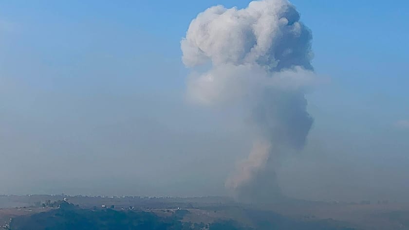 Eine Rauchwolke steigt im Libanon nach einem Luftangriff hoch.