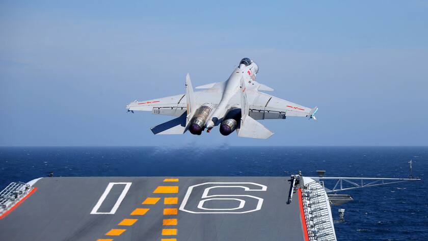 Chinesischer Kampfjet Chengdu J-15 beim Start vom Flugzeugträger Liaoning