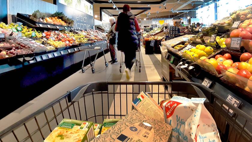 Einkauf in einem Supermarkt oder Discounter in Deutschland. Sicht von einem Einkaufswagen aus.