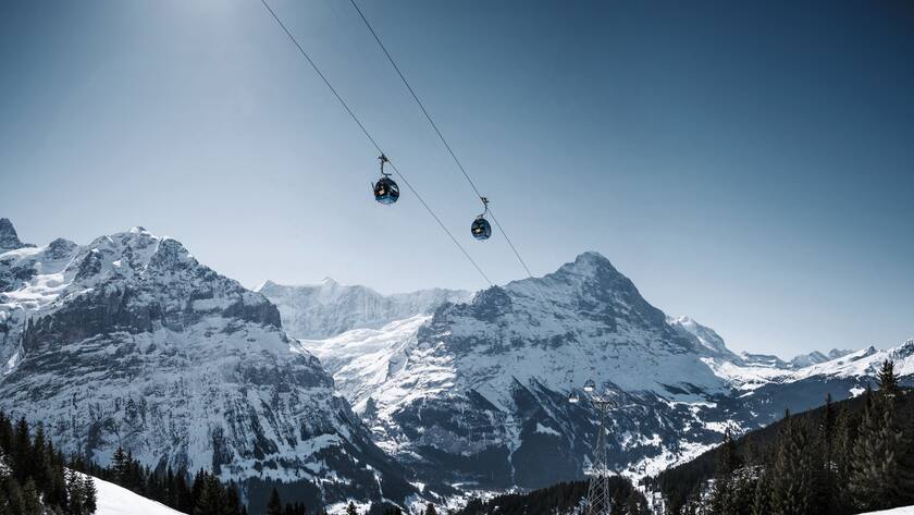 Mehr als 600'000 Gäste besuchen das Jungfraujoch. Hier die Gondelbahn mit Schreckhorn in Sicht.