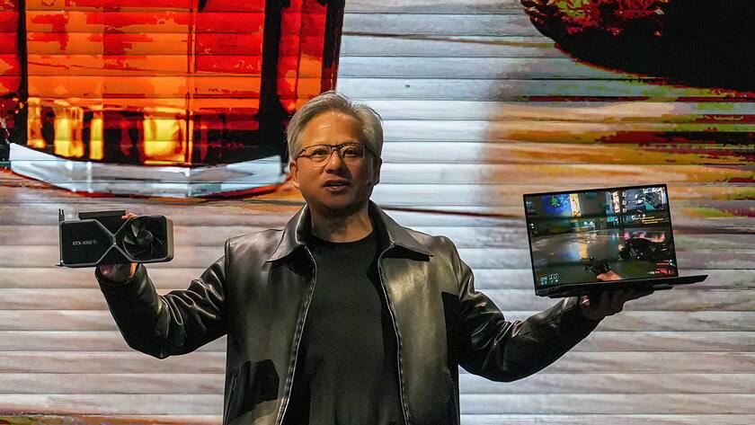 Nvidia Präsident und CEO Jensen Huang hält eine Grafikkarte NVIDIA 4060Ti und einen Laptop bei einer Keynote auf der COMPUTEX. Die COMPUTEX 2023 läuft vom 30. Mai bis zum 02. Juni 2023 und versammelt über 1.000 Aussteller aus 26 verschiedenen Ländern mit 3000 Ständen, um ihre neuesten Produkte zu zeigen und Aufträge mit ausländischen Käufern zu unterzeichnen.