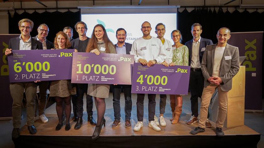 Pax-CEO Peter Kappeler (2.v.l.) und Claus-Heinrich Daub (rechts) mit den glücklichen Gewinnern.