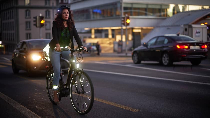 Reflektoren und gutes Licht am Fahrrad helfen Velofahrenden, in der dunklen Jahreszeit Unfälle zu vemeiden.