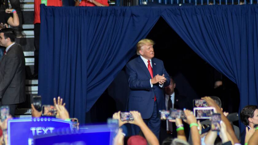 Donald Trump kritisierte an einer Wahlkampfveranstaltung am Samstag die Hausdurchsuchung in Mar-a-Lago.