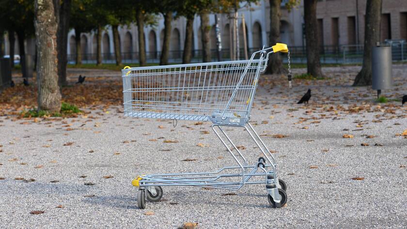Verlassener leerer Einkaufswagen inmitten eines öffentlichen Parks *** Abandoned empty shopping cart in the middle of a public park Copyright: imageBROKER/Firn ibxmob09305152.jpg Bitte beachten Sie die gesetzlichen Bestimmungen des deutschen Urheberrechtes hinsichtlich der Namensnennung des Fotografen im direkten Umfeld der Veröffentlichung