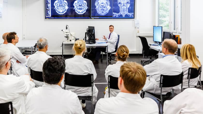 Forschung und Lehre: An den beiden topplatzierten Kliniken legt man hohen Wert auf diese beiden Pfeiler. (Im Bild: USZ)