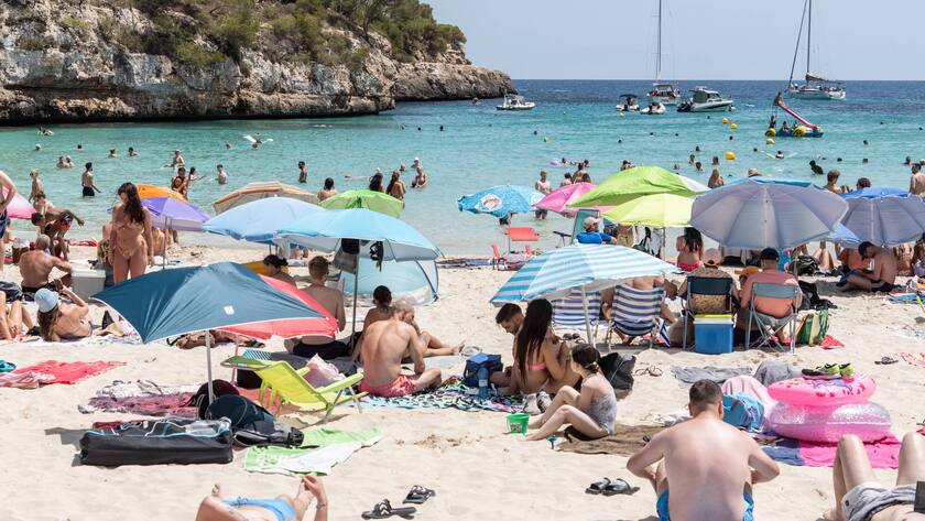 Eindr¸cke vom Strand Cala Santanyi auf der Insel Mallorca zur Hauptsaison im Sommer 2024Mittelmeerinsel Mallorca wâ°hrend der Hauptsaison im Juli 2024, Santanyi Mallorca Spanien Cala Santanyi *** Impressions of Cala Santanyi beach on the island of Mallorca during the high season in summer 2024 Mediterranean island of Mallorca during the high season in July 2024, Santanyi Mallorca Spain Cala Santanyi