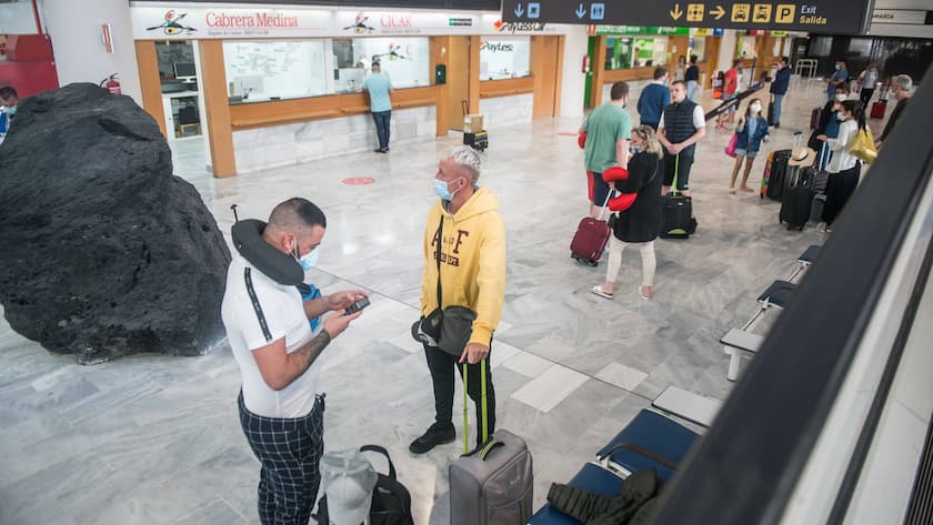 Touristen mit Maske im Lanzarote Flughafen.