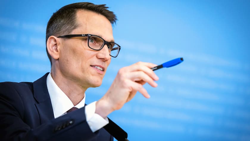 Swiss National Bank's (SNB) Chairman of the Governing Board Martin Schlegel gestures during a media briefing at the Swiss National Bank in Zurich, Switzerland, on Thursday, June 19, 2025. (KEYSTONE/Michael Buholzer)