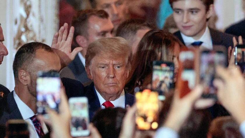 November 15, 2022, Palm Beach, Florida, USA: Former President DONALD TRUMP works the crowd after Trump announces his bid for the US Presidency from his Mar-a-Lago club. Palm Beach USA - ZUMAIVIL 20221115_new_m67_071 Copyright: xAlxDiazx