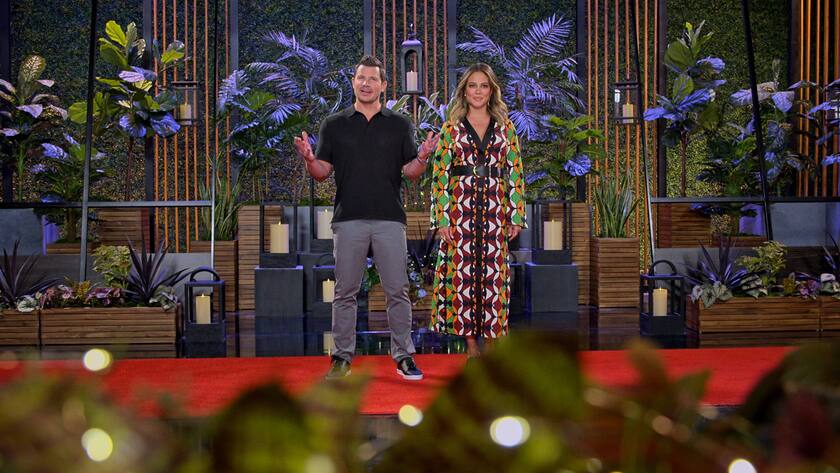 RECORD DATE NOT STATED LOVE IS BLIND, from left: hosts Nick Lachey, Vanessa Lachey, Playing With Fire , Season 4, ep. 404, aired March 24, 2023. photo: Netflix / Courtesy Everett Collection PUBLICATIONxINxGERxSUIxAUTxONLY