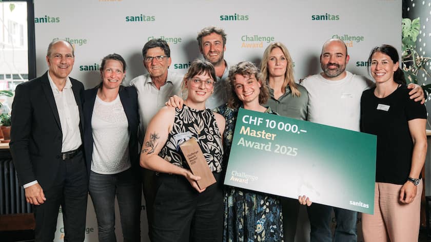 Die Gewinner des Sanitas Challenge Award Master 2025 mit Sanitas-CEO Andreas Schönenberger (links)